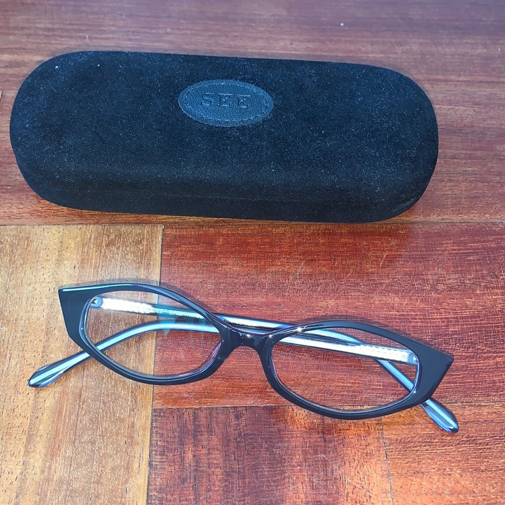SEE prescriptionless glasses